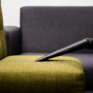 Membersihkan sofa