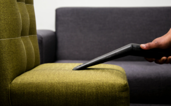 Membersihkan sofa